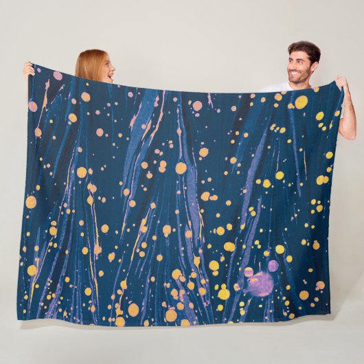 ABSTRACT BLAUWE MARBLED PAPIER MET GOUDE SPLASHEDE FLEECE DEKEN (In situ)
