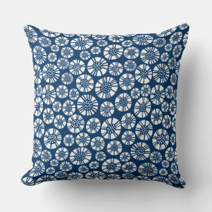 Abstract Bloemen 031023 - Wit op Shibori Blauw Kussen