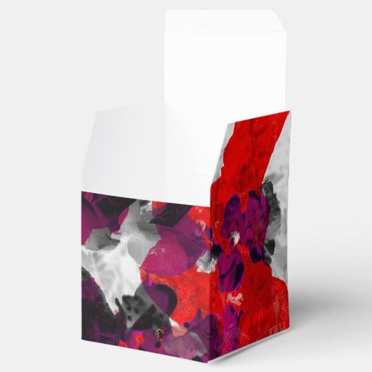 Abstract bloemontwerp - rood en paars boven wit bedankdoosjes (Geopend)