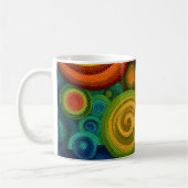 Abstract concentric circles in vibrant multicolor  koffiemok (Links)