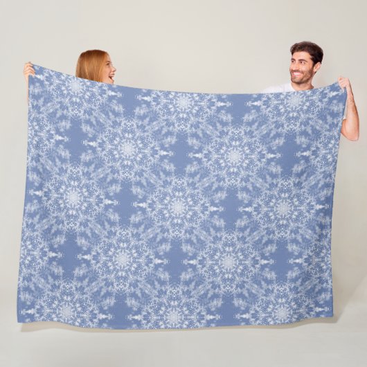 Abstract Lacy Fractal Snowflake Pattern op Blue Fleece Deken (In situ)