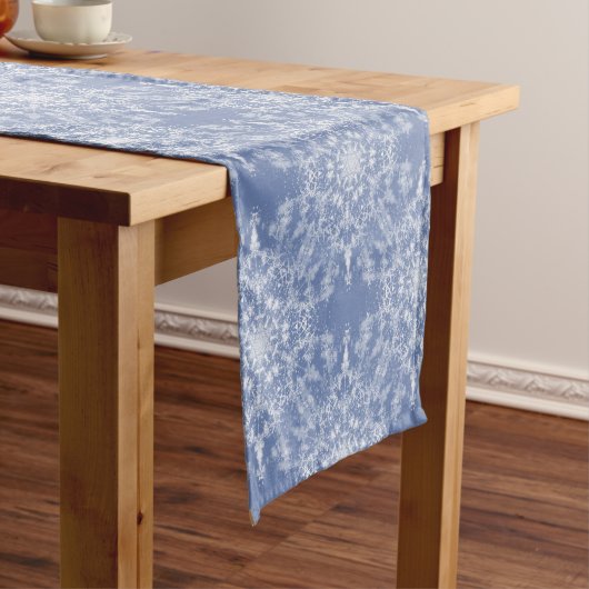 Abstract Lacy Fractal Snowflake Pattern op Blue Korte Tafelloper (Voorbeeld)