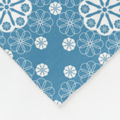 Abstract opengewerkte bloemenmotief in lichtblauwe fleece deken (Hoek)