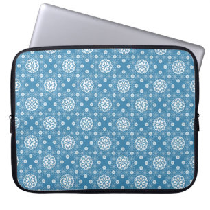 Abstract opengewerkte bloemenmotief in lichtblauwe laptop sleeve