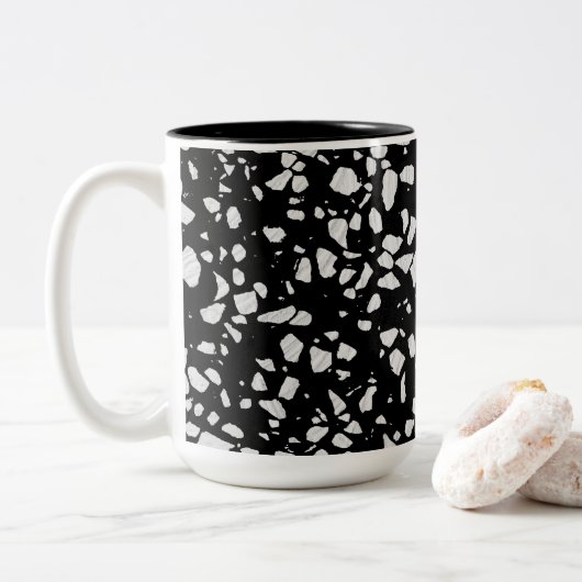 Abstract Terrazzo Mosaic Black en White Pattern Tweekleurige Koffiemok (Met donut)