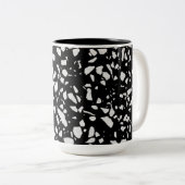 Abstract Terrazzo Mosaic Black en White Pattern Tweekleurige Koffiemok (Voorkant rechts)