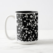 Abstract Terrazzo Mosaic Black en White Pattern Tweekleurige Koffiemok (Links)