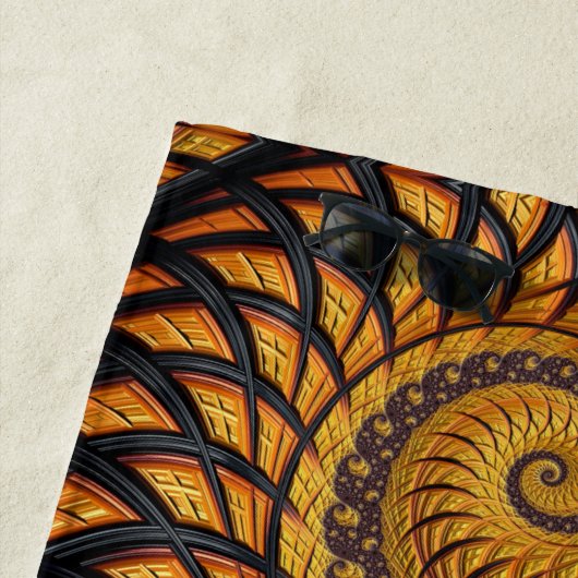 Abstract zwart-goudspiraal strandlaken (In situ)