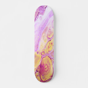 Abstracte acrylverf achtergrond met roze poeder skateboard