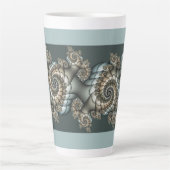 Abstracte beige lichtblauwe fractale kunstspiralen latte mok (Voorkant)