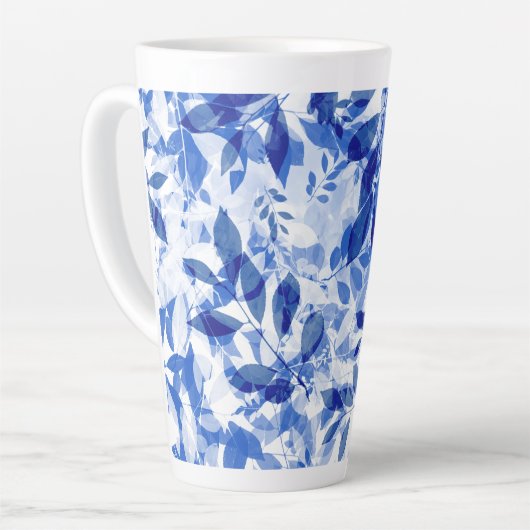 Abstracte blauw en witte bladeren latte mok (Linkerhoek)