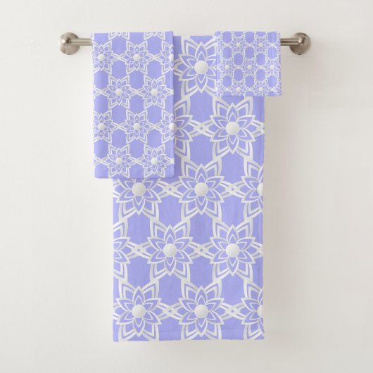 Abstracte bloem mandala patroon op lichtblauw bad handdoek (Insitu)