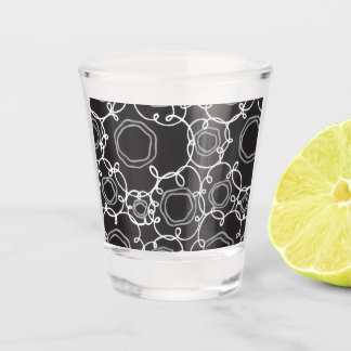 ABSTRACTE BLOEMENPATRONE IN ZWART SHOT GLAS