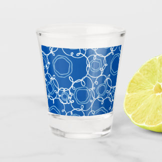 ABSTRACTE BLOEMMOTIEF IN KONINKLIJK BLUW SHOT GLAS