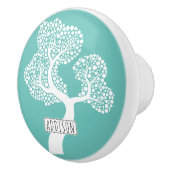 Abstracte cirkelboom en naam op licht blauwgroen keramische knop (Rechts)