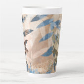 Abstracte gelaagde bladeren - blauw en neutraal latte mok (Voorkant)