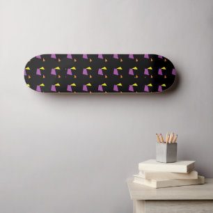 Abstracte geometrische vormen op zwart skateboard