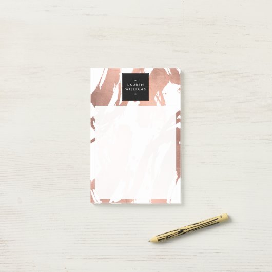 Abstracte goudpenseelstreken van Roos op wit Post-it® Notes (Op bureau)