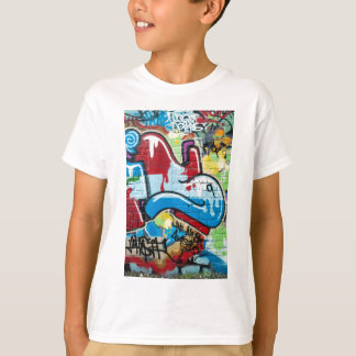 Abstracte graffiti op de getextureerde muur t-shirt