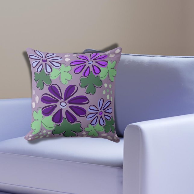 Abstracte Groene en Paarse Klaver & Bloemdoodle Kussen (Abstract Green and Purple Clover & Flower Doodle Throw Pillow)