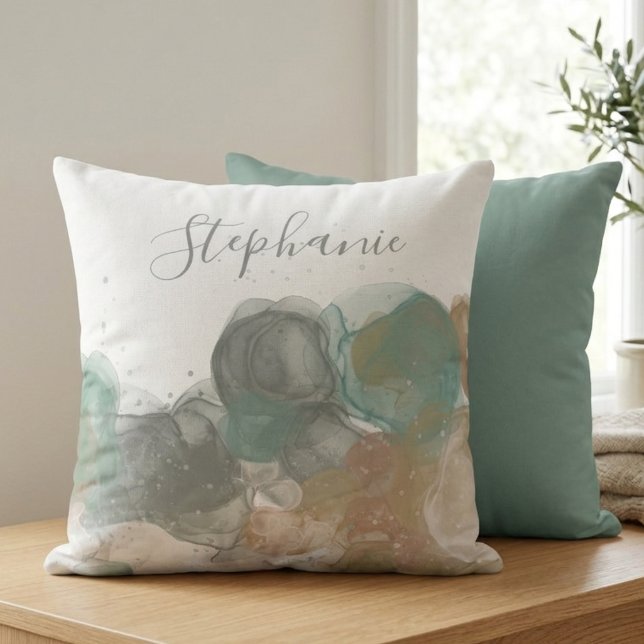 Abstracte inktwassing met elegante naam in script kussen (This elegant ink wash throw pillow with a name script makes a beautiful birthday gift for a friend.)