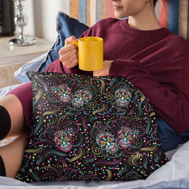 Abstracte kleurrijke Spooky Skulls Halloween Kussen (Creator heeft geüpload)