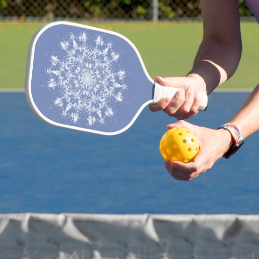 Abstracte Lacy Fractal Snowflake op blauwe achterg Pickleball Paddle (Insitu)