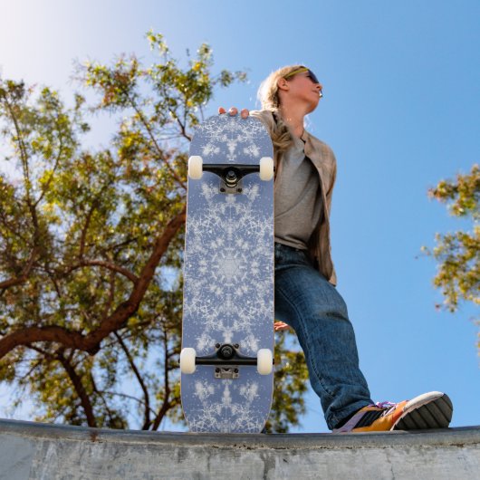 Abstracte Lacy Fractal Snowflake op blauwe achterg Skateboard (Buiten 1)