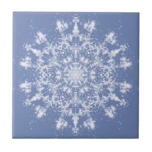 Abstracte Lacy Fractal Snowflake op blauwe achterg Tegeltje