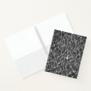 Abstracte lichtreflecties op water: zwart en wit notitieboek