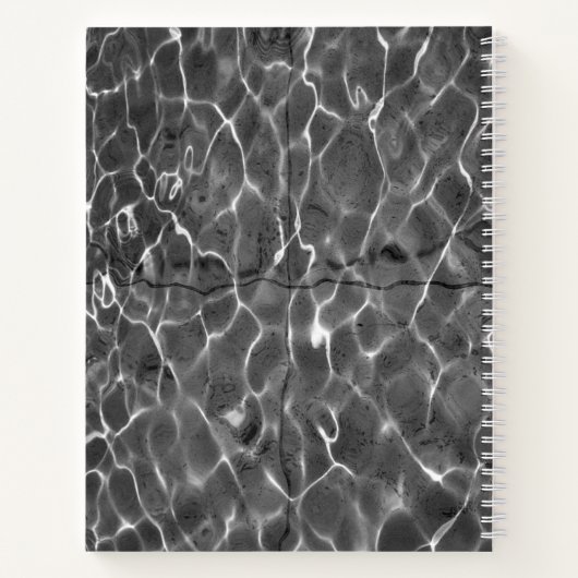 Abstracte lichtreflecties op water: zwart en wit notitieboek (Achterkant)