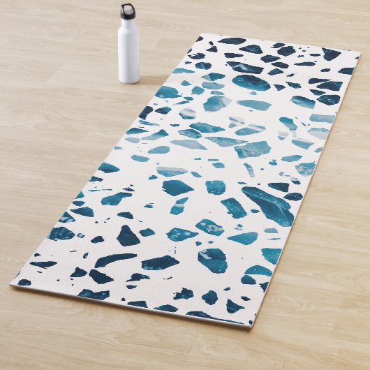 Abstracte marine Terrazzo Mosaic & Light Blue Patt Yogamat (In situ)