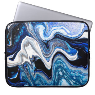 Abstracte marmervloeistof textuur in zilverwit gla laptop sleeve