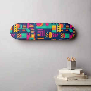 Abstracte neonkleuren en geometrische bohemen vorm skateboard
