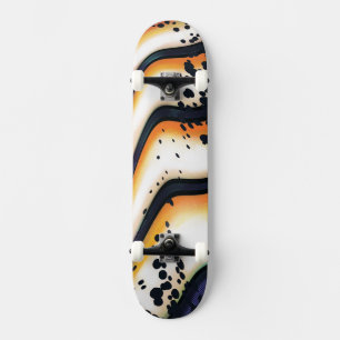 Abstracte Oranje Stroom – Modern Krachtig Grafisch Skateboard