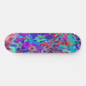 Abstracte paarse en blauwe bloeiende bloem skateboard (Horizontaal)