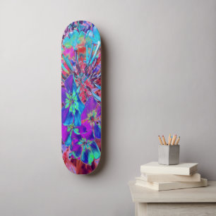 Abstracte paarse en blauwe bloeiende bloem skateboard