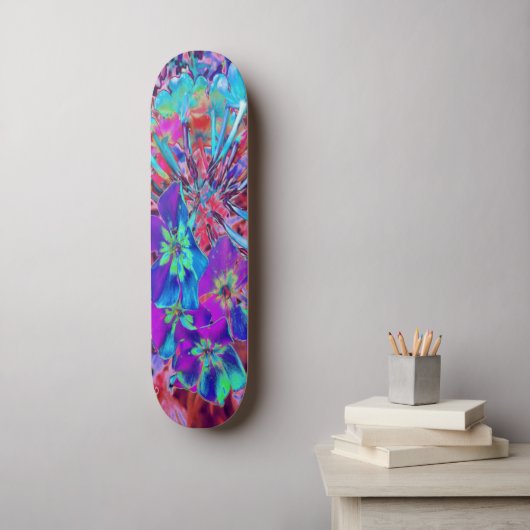 Abstracte paarse en blauwe bloeiende bloem skateboard (Muurkunst)