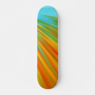Abstracte rode gele oranje groene strepen op blauw skateboard