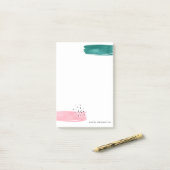 Abstracte roze en groene penseelstreken op maat post-it® notes (Op bureau)