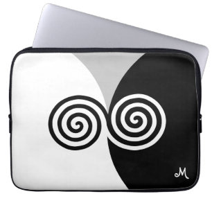 Abstracte spiraalcirkels op zwart-wit laptop sleeve
