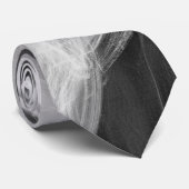 abstracte witte rook op zwart stropdas (Opgerold)
