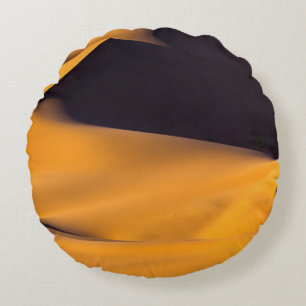 Abstracte zandduin rond kussen