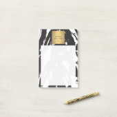Abstracte zwarte penseelstreken met Gold Name Logo Post-it® Notes (Op bureau)