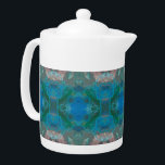 Abstrait Motif bleu Kaleidoscope Artistique<br><div class="desc">Profitez d'un thé relaxant le matin ou l'après-midi avec cette superbe théière motif bleue verte. Ce magnifique motif abstrait présente des couleurs bleu vif rehaussées de rose et de vert, donnant à ce produit une atmosphère contemporaine. Une photo de pierre à gemme a été utilisée comme base pour créer un...</div>