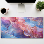 Abstrait Pink Purple Et Or Personnalisé<br><div class="desc">Élevez votre espace de travail avec ce tapis de bureau personnalisé avec un design abstrait captivant dans des teintes roses et violettes apaisantes, accentué d'une feuille d'or luxueuse. Les formes dynamiques et les couleurs contrastées créent un décor visuel étonnant et inspirant pour votre travail. Faites-le vraiment à vous en ajoutant...</div>