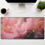 Abstrait Rose Noir Et Or Personnalisé<br><div class="desc">Élevez votre espace de travail avec ce tapis de bureau personnalisé avec un design abstrait frappant dans des teintes roses vibrantes et dorées luxueuses. Les accents noirs gras ajoutent une touche de drame, tandis que l'option personnalisable vous permet d'ajouter votre nom ou une citation motivante. La surface lisse offre une...</div>