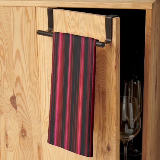 Abstraits rayures rouges sur serviette de cuisine (Pliage en tiers)