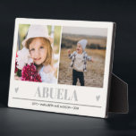 ABUELA Petits-enfants 2 Photo COEURS GRAS Plaque<br><div class="desc">Créez le doux souvenir parfait pour grand-mère ou "maman promue à grand-mère" pour Noël ou grand-parent avec ce design extraordinaire en utilisant deux (2) de vos photos préférées et ABUELA apparaît en bas dans des lettres grises délicates avec un petit coeur gris. Idée cadeau parfaite pour annoncer la grossesse avec...</div>