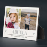 ABUELA Petits-enfants 2 Photo COEURS GRAS Plaque<br><div class="desc">Créez le doux souvenir parfait pour grand-mère ou "maman promue à grand-mère" pour Noël ou grand-parent avec ce design extraordinaire en utilisant deux (2) de vos photos préférées et ABUELA apparaît en bas dans des lettres grises délicates avec un petit coeur gris. Idée cadeau parfaite pour annoncer la grossesse avec...</div>